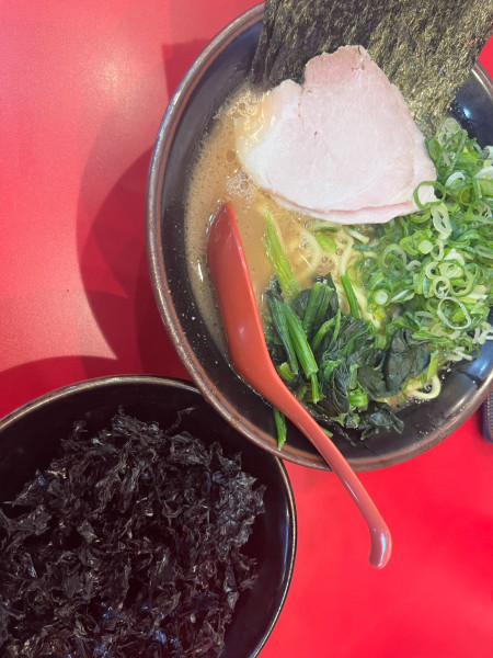 「ラーメン並850円＋黒バラのり200円＋九条ネギ100円」@横浜ラーメン おか本の写真