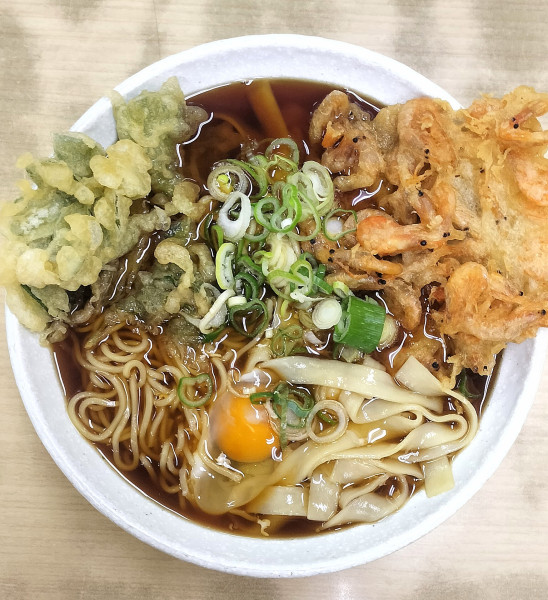 「きしめんと和風中華の相盛り＋かき揚げ、長命草の天ぷら」@長命うどん 本店の写真