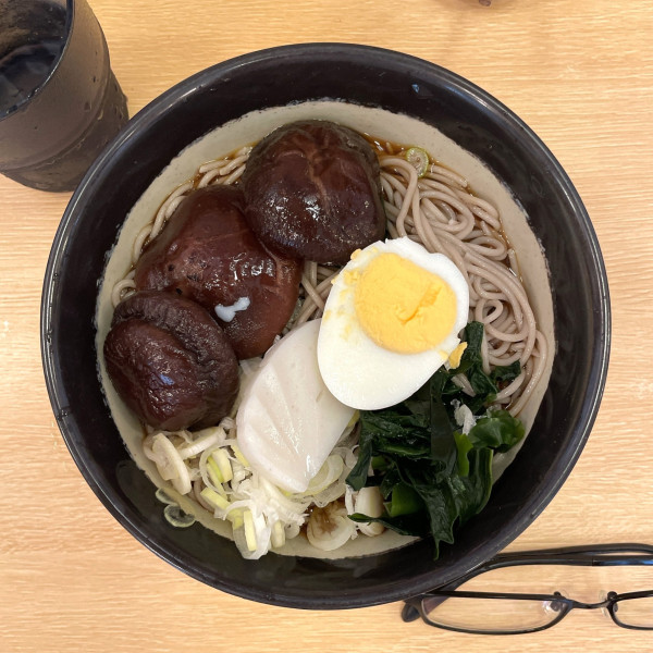 「椎茸五目そば　冷」@越後十日町そばと地酒の店 がんぎ 新川一丁目店の写真