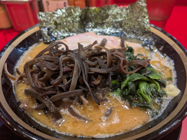 「ラーメン+キクラゲ(1000円)」@カズ家 行徳店の写真
