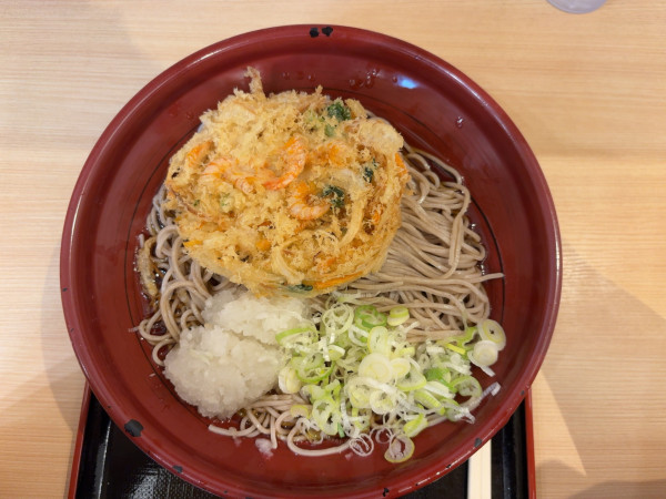 「冷し小海老入りかき揚げ天そば」@箱根そば 本陣 小田急エース南館店の写真