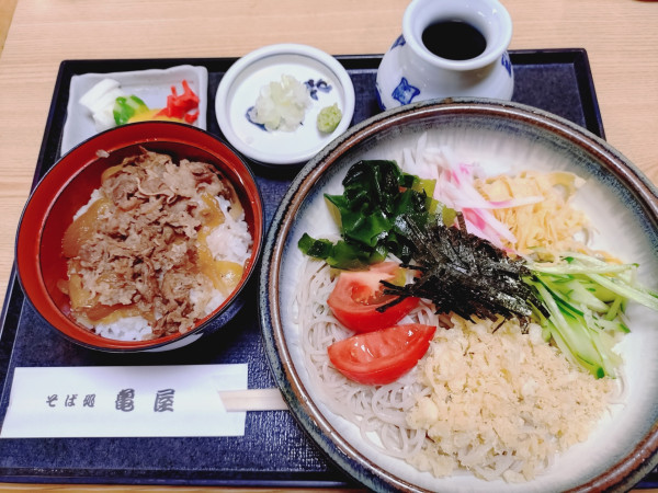 「（夏季のみ）牛丼冷したぬきセット　１２００円　※」@そば処 亀屋の写真