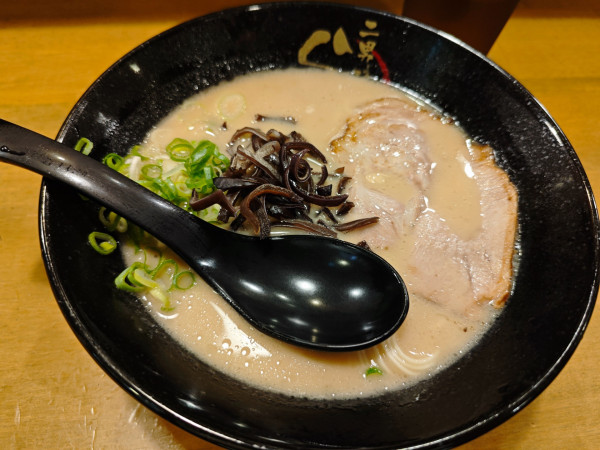 「らーめん カタ 替え玉バリカタ」@らーめん二男坊 博多本店の写真