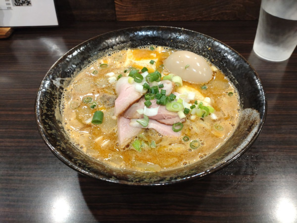 「辛味噌豚汁らーめん+味玉+替え玉」@横道の写真