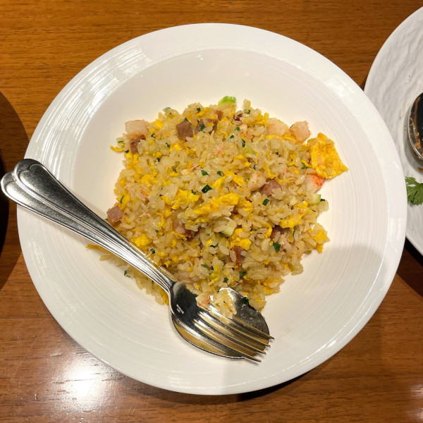 「揚州炒飯（蟹肉 海老 チャーシュー入り炒飯）Small」@中国料理 王朝 ヒルトン東京の写真