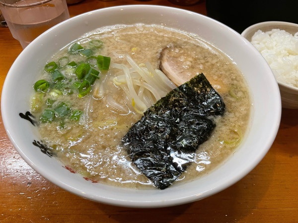 「ラーメン　半ライス」@東京豚骨拉麺 藤丸の写真