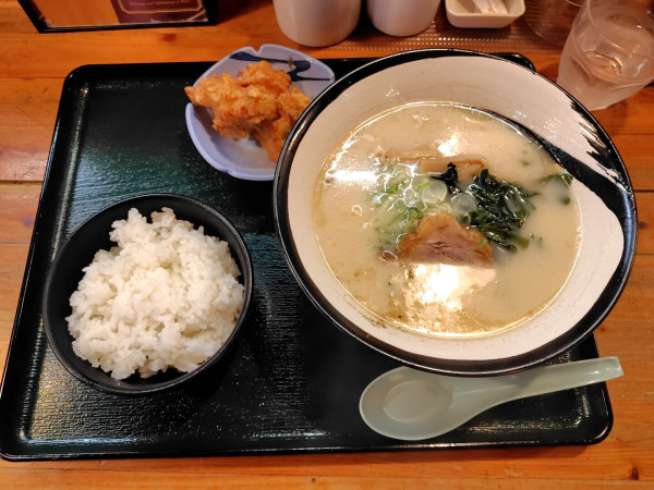 「白湯ラーメン780円、唐揚げライスセット300円」@スーパー居酒屋 鳥取だいぜんの写真