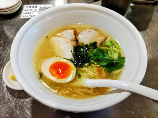 「塩ラーメン 890円」@立ち呑みとラーメン れんげの写真