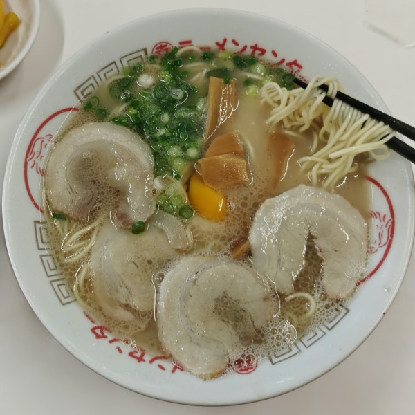 「特製ラーメン（650円）、小めし（140円）、替麺（120）」@丸幸ラーメンセンター 基山店の写真
