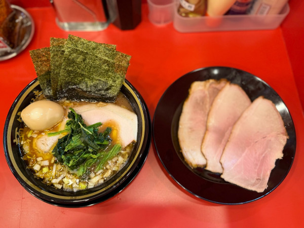 「ラーメン(並)味薄め900円＋オープン無料味玉1個＋α」@大輝家直系 麺家 暁の写真