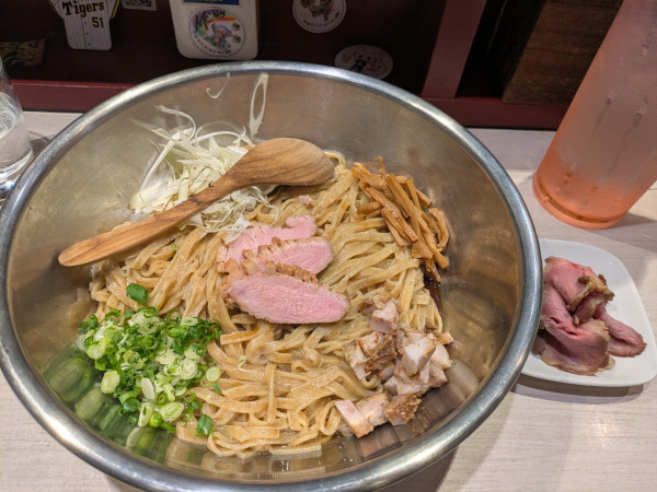 「鴨油とエシレバターの油そば大盛り➕吊るし焼きチャーシュー」@柳麺 呉田-goden-の写真