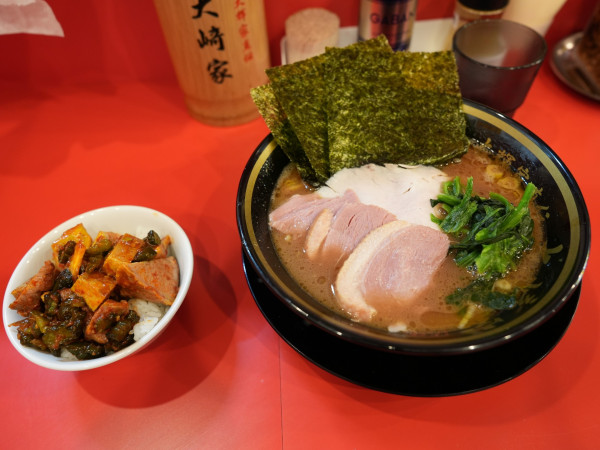 「ラーメン 並 麺硬め＋ライス食べ放題」@家系ラーメン大﨑家 末広町店の写真
