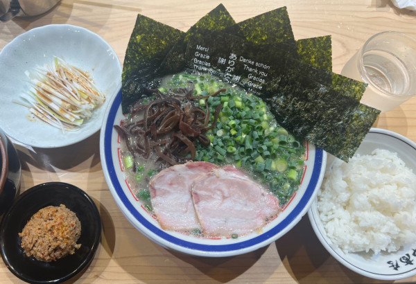 「ねぎらーめん1080円+赤オニ+海苔+関東ネギ+ご飯」@博多長浜らーめん 田中商店の写真