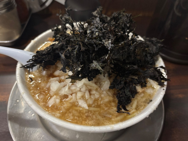 「岩のりらーめんかため玉ねぎ多め中油」@らーめん潤 蒲田店の写真