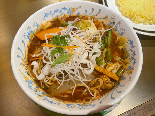 「ハンバーグ（虚空）、蒸しめん」@マジックスパイス 東京御殿の写真