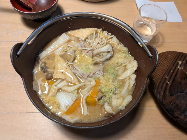 「黄金ほうとう（豚肉入り）1,650円」@ほうとう蔵 歩成 河口湖店の写真