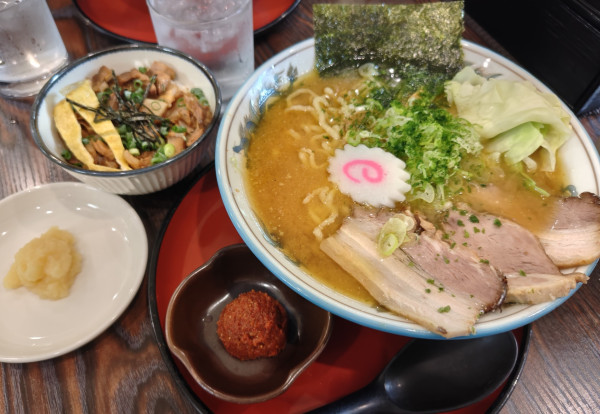 「辛味噌ら~めん880円 寅まんま300円」@寅真らーめんの写真