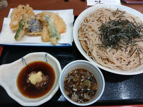 「野菜天ざる蕎麦 1200円」@そば処 初味の写真