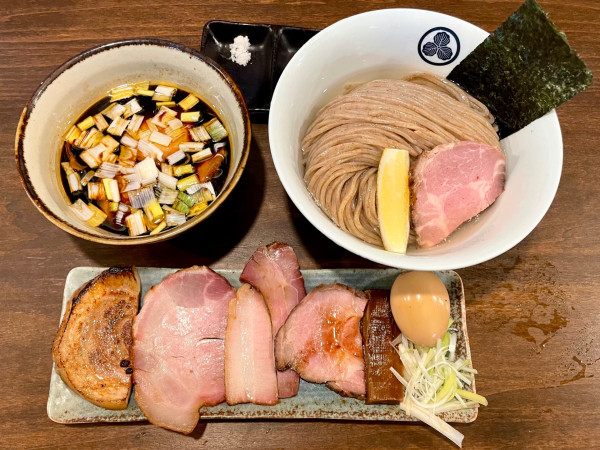 「【季節限定】自家製牡蠣醤油のつけそば昆布水 +特製トッピング」@麺屋みつば＋クローバーの写真