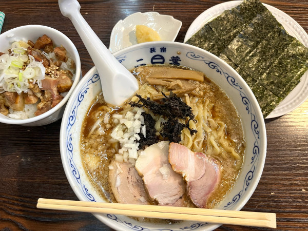 「背脂煮干しラーメン肉飯海苔ニンニク」@二葉 上荻店の写真
