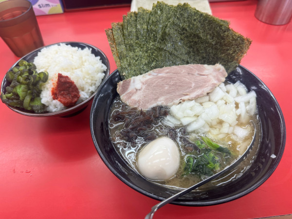 「海苔増しらーめん　半麺たまねぎきくらげ」@武蔵家直系 ぼうそう家の写真