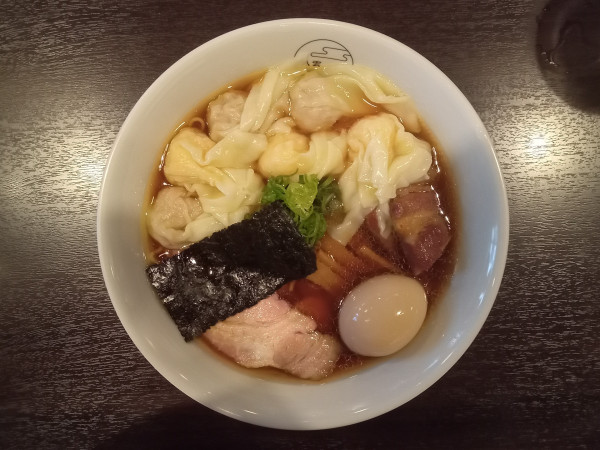 「特製ワンタン麺（黒だし）＋切り落としチャーシュー＋味付玉子」@八雲の写真