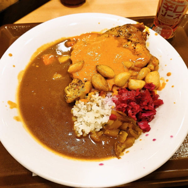 「にんにくバターチキンソースカレー」@すき家 高田馬場北店の写真