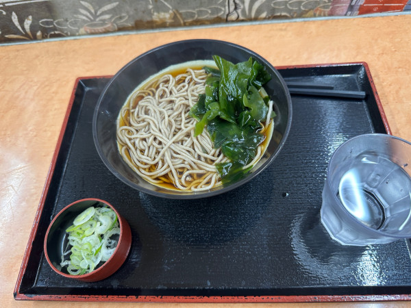 「かけそば（並盛）280円」@そば・うどん 八起家 西口店の写真