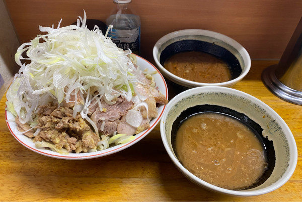 「二筒つけ麺(リャンピン)+大豚+ほぐし豚+ネギ」@ラーメン二郎 立川店の写真