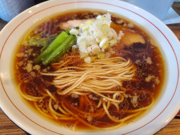 「熟成正油ラーメン＋背脂」@六畳間の写真