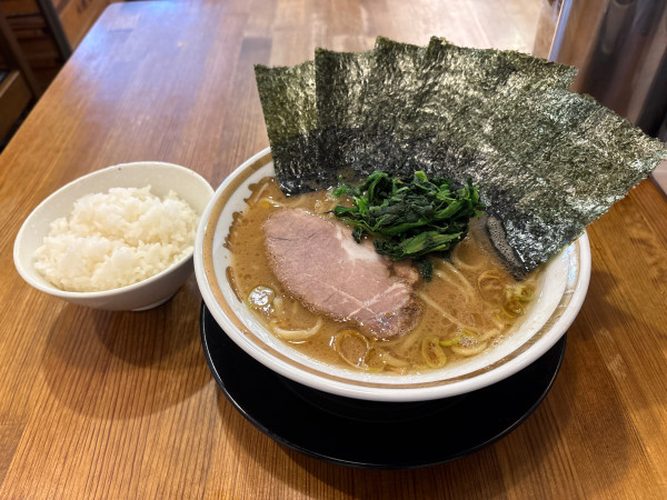 「醤油豚骨+ライス(小)+海苔(フォロワーサービス)」@らーめん三郷家の写真