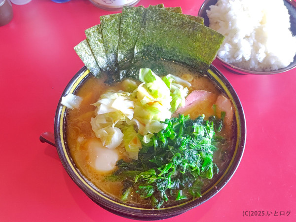 「特製ラーメン（＋キャベツ＋ほうれん草＋燻製チャーシュー１枚」@家系ラーメン 稲葉家の写真