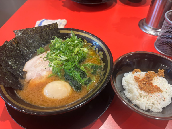 「ラーメン、味玉、半ライス」@とらきち家の写真