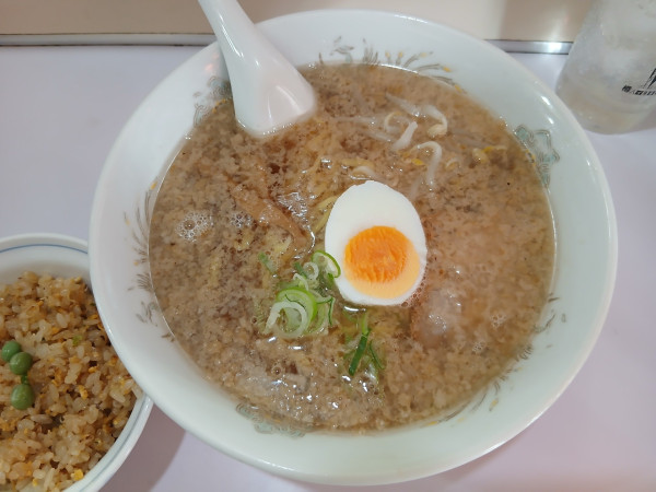 「こってりラーメン 650円（＋半チャーハン）」@中華料理 金来の写真