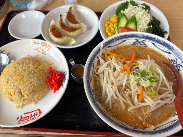 「半ラーメン（みそ）＋半チャーハン＋半ギョウザ＋ミニサラダ」@ラーメン永華の写真