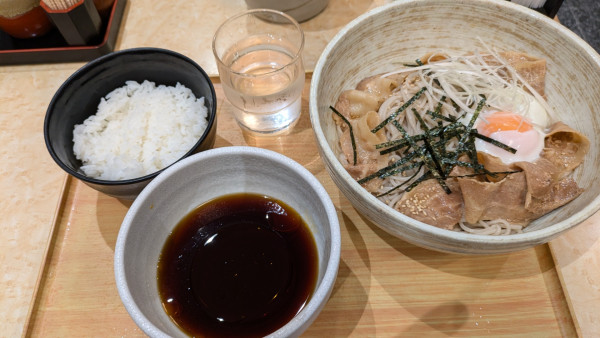 「【期間限定】辛味肉つけそばライスセット、温玉」@小諸そば 九段下駅前店の写真
