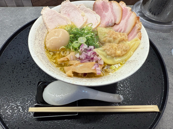 「塩中華そば全部のせ」@中華そば 神田 そめいよしのの写真