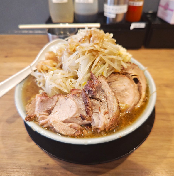 「ラーメン・麺300g・チャーシュー2枚・ニンニク・ヤサイ」@俺の生きる道 上野店の写真