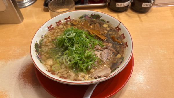 「背脂黒醤油ラーメン 背脂増し1」@伍福軒 新宿西口店の写真