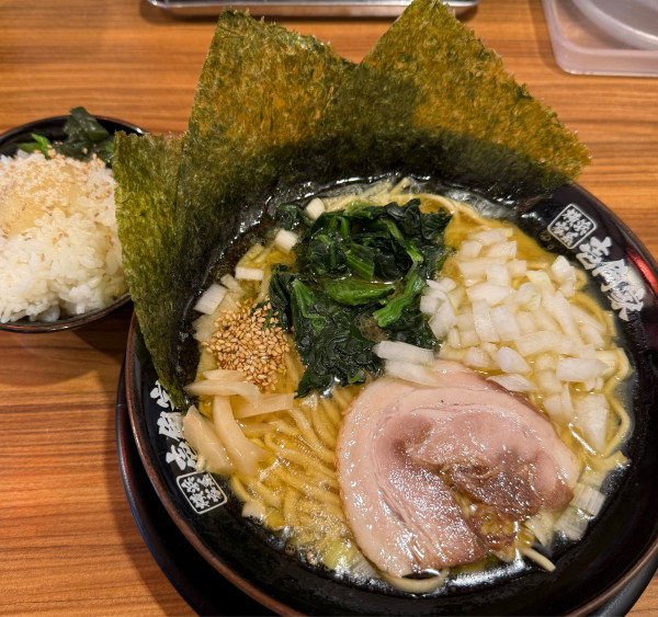 「家系ラーメン醤油並+ライス」@横浜家系ラーメン 壱角家 上尾店の写真