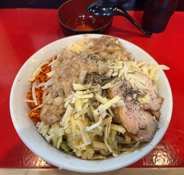 「汁なしニンニク辛揚げガリマヨ+生たまご」@ラーメン鷹の目 江古田店の写真