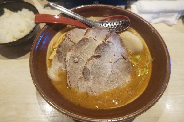 「特製赤味噌ラーメン+バター+小ライス」@札幌味噌ラーメン アウラ 戸塚店の写真