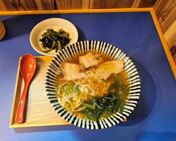 「醤油ラーメン」@ラーメン となりの写真