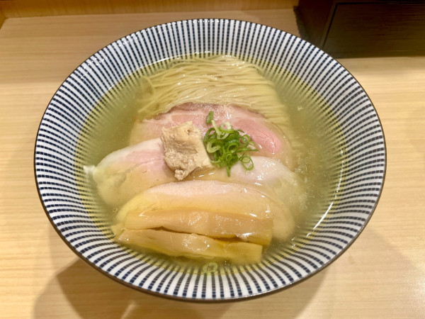 「地鶏中華そば 塩」@中華そばよしかわ 西荻窪店の写真