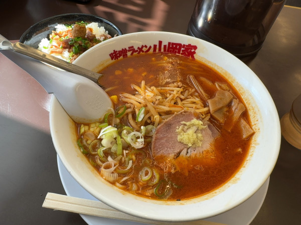 「辛味噌ラーメン＋山わさびチャーシュー丼」@味噌ラーメン山岡家 苫小牧店の写真