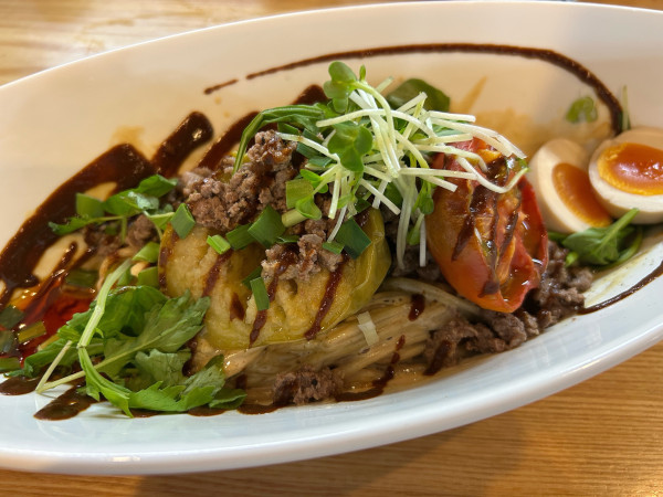 「秋茄子とローストトマトの汁なし担々麺1300円」@麺 㐂色の写真