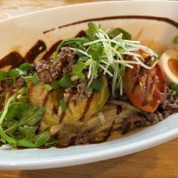 秋茄子とローストトマトの汁なし担々麺1300円