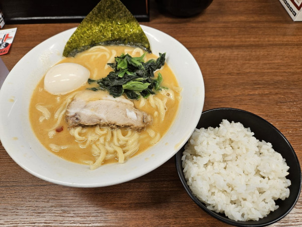 「味噌ラーメン」@横浜家系ラーメン 宮本商店 日立相田店の写真
