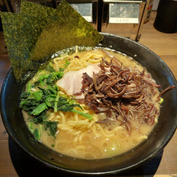 「ラーメン中盛＋キクラゲ＋半ライス」@ラーメン 萩原家 藤沢店の写真