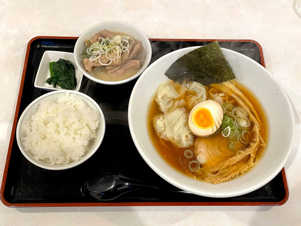 「彩の国地鶏タマシャモ中華そば＋ワンタン＋もつ煮＋半ライス」@やまむろラーメンの写真